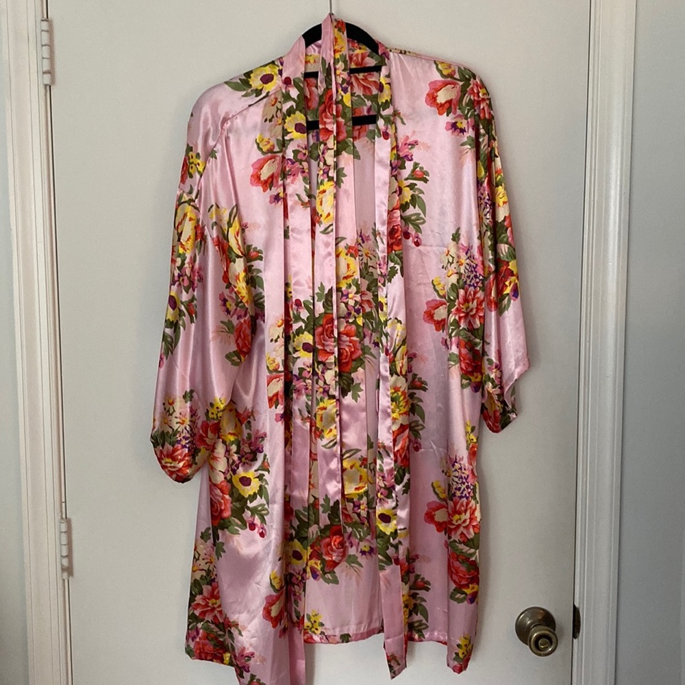Silky flower print robe 🌸